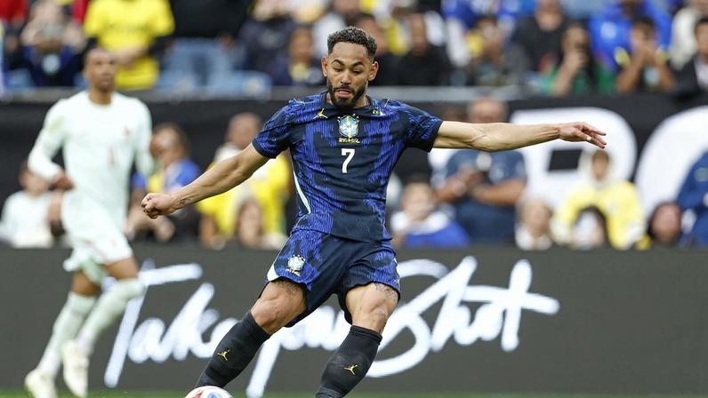Matheus Cunha em ação em Brasil x França — Foto: Rafael Ribeiro / CBF