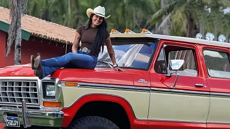 Ana Castela posa com caminhonete rara; conheça o modelo