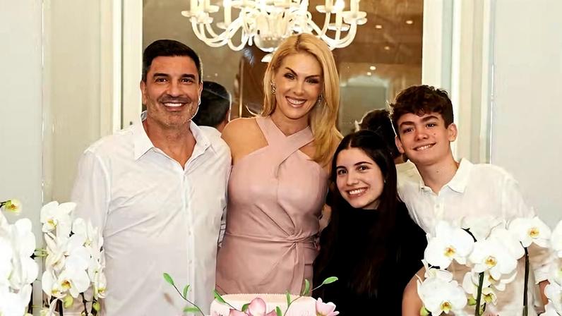 Ana Hickmann comemora aniversário ao lado do marido, Edu Guedes, da enteada, Maria Eduarda, e do filho, Alexandre — Foto: André Loretti