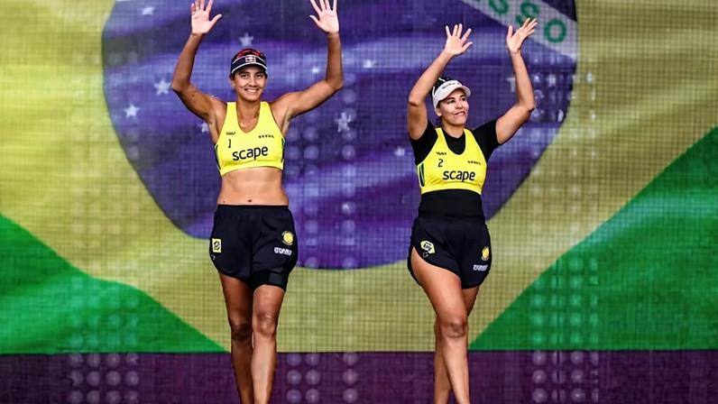 Ana Patrícia (esquerda) e Duda (direita) no Campeonato Mundial de Vôlei de Praia de 2025 (Foto: Divulgação/Volleyball World)