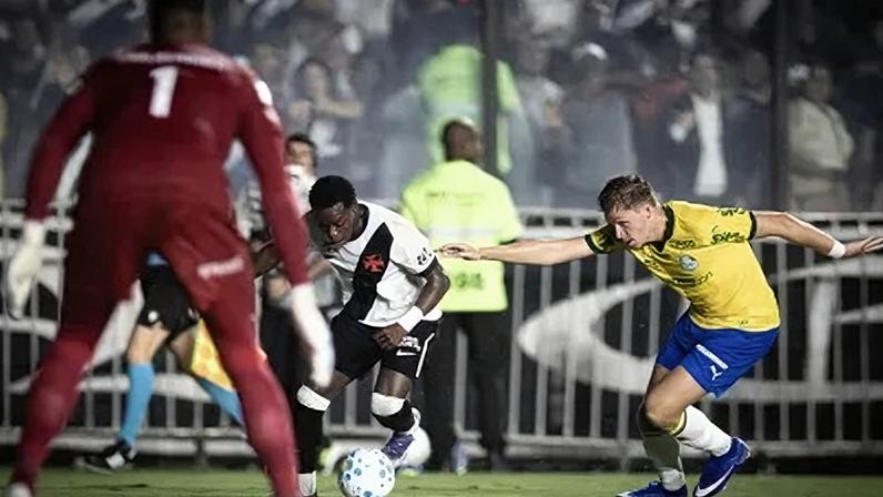 Andrés Gómez dribla Bruno Fuchs na vitória do Vasco sobre o Palmeiras pelo Brasileirão
