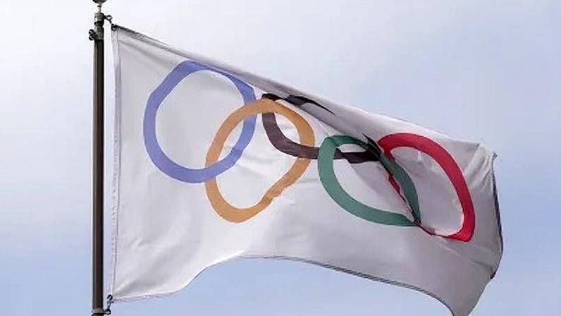 Bandeira com os anéis olímpicos em Los Angeles, que vai sedir a Olimpíada de 2028