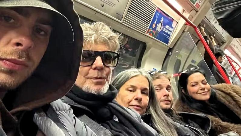 Branco Mello e Angela Figueiredo fazem passeio em família no metrô de Londres — Foto: Reprodução/Instagram