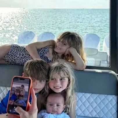 Anna Kournikova mostra filhos em passeio de barco