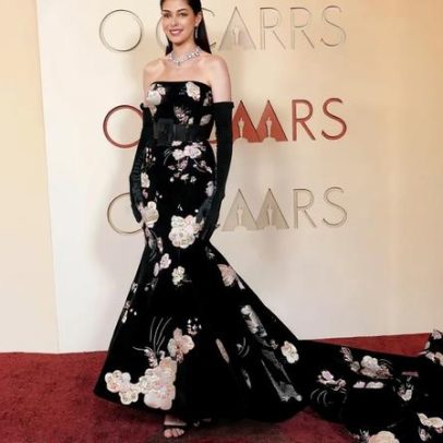 Anne Hathaway desfila no tapete vermelho dos Oscars 2026 em Valentino floral