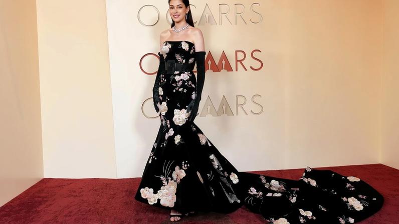 Anne Hathaway wore a floral Valentino gown on the Oscars 2026 red carpet.