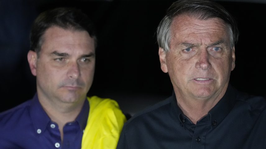 Bolsonaro indica 8 advogados ao STF para prisão domiciliar; lista inclui Flávio