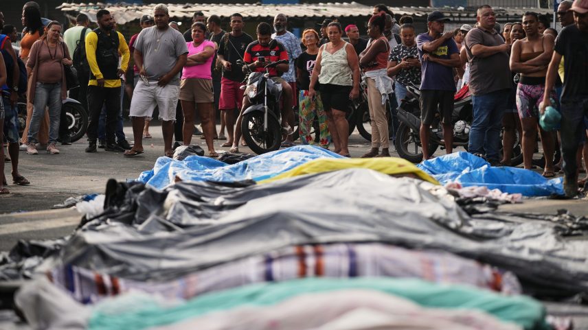 Corpos são colocados em praça na Penha no dia seguinte à operação mais letal do RJ - outubro de 2025 — Foto: AP Photo/Silvia Izquierdo