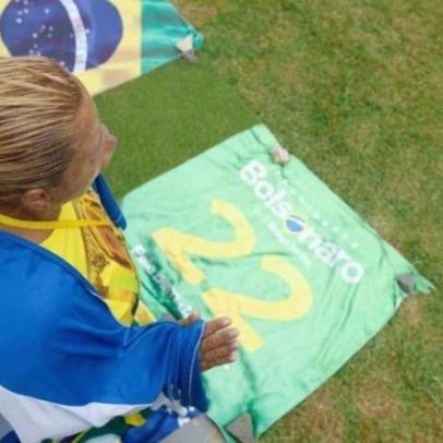 Apoiadora reza em frente ao hospital antes da alta de Bolsonaro