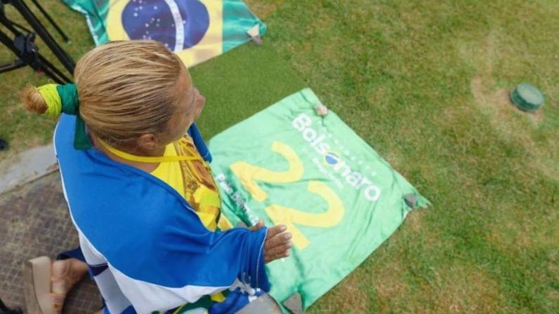 Apoiadora reza em frente ao hospital antes da alta de Bolsonaro