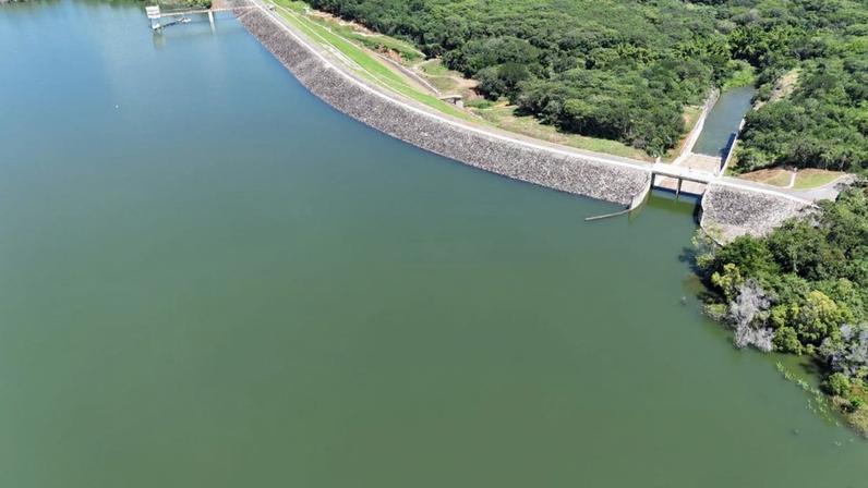 Após chuvas, barragem de Juramento atinge capacidade máxima e começa a verter