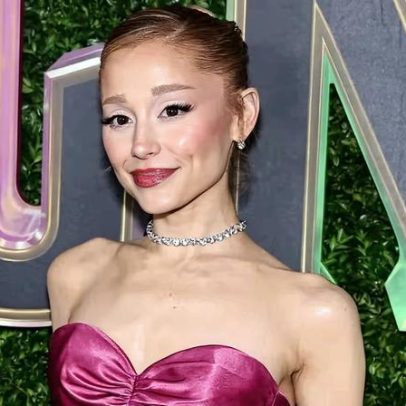 Ariana Grande mostra cabelo natural em momento raro