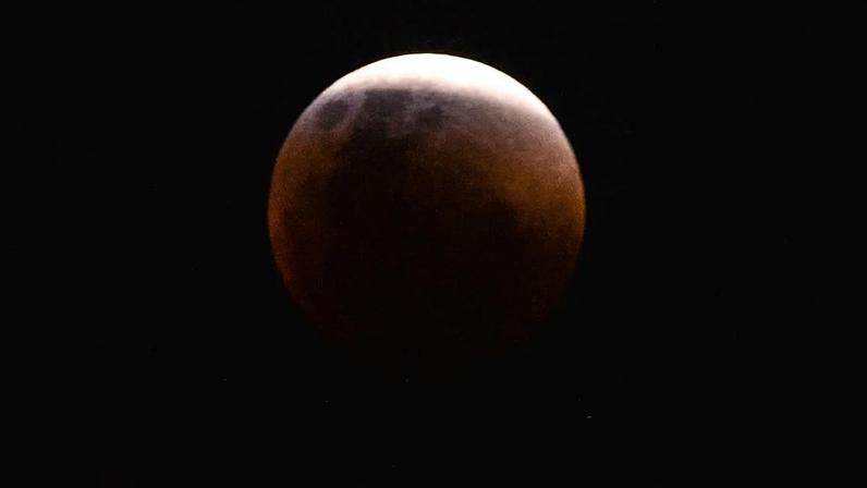 Eclipse lunar conhecido como Lua de Sangue ocorrerá em março, com visibilidade restrita no Brasil.