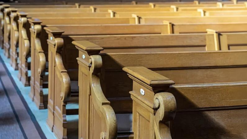Aumento de crimes de ódio contra cristãos na Europa, com casos de vandalismo e agressões.