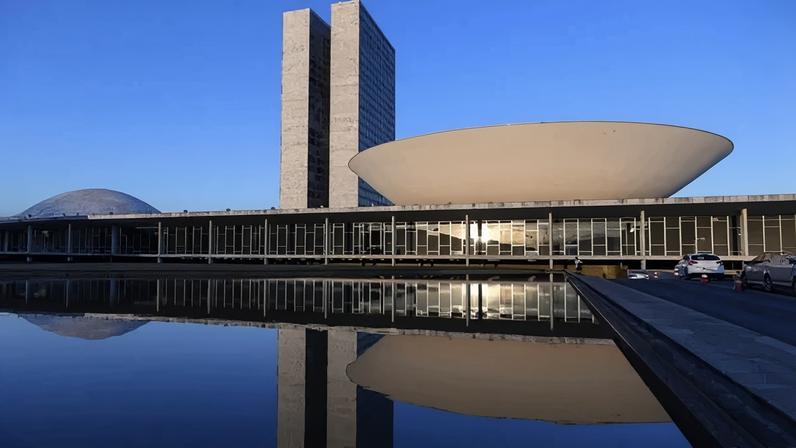 Câmara dos Deputados aprova PEC que fortalece segurança pública e mantém maioridade penal.