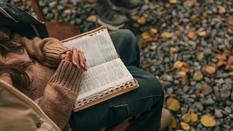 Histórias de mulheres líderes na Bíblia, como Débora e Ester, destacadas.
