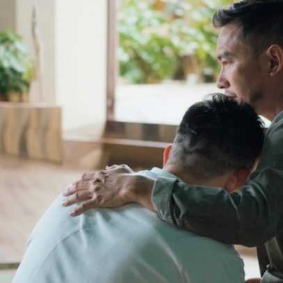 Como a oração oferece conforto a amigos em momentos de perda