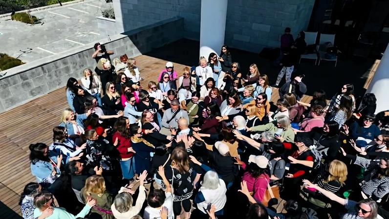 Mulheres cristãs oram por paz em Israel durante momento de tensão e conflito.