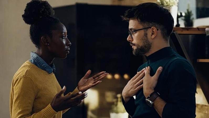 A escuta ativa é fundamental para o sucesso na comunicação e relacionamentos.