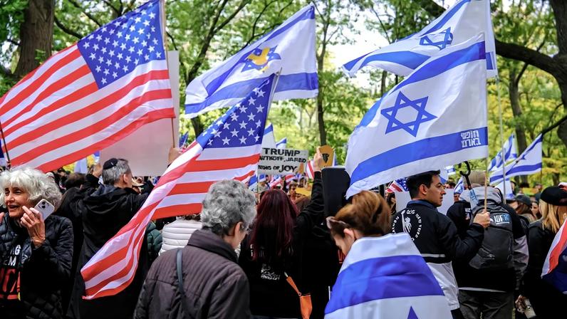 Pesquisa revela queda no apoio a Israel entre jovens de 18 a 34 anos nos EUA.