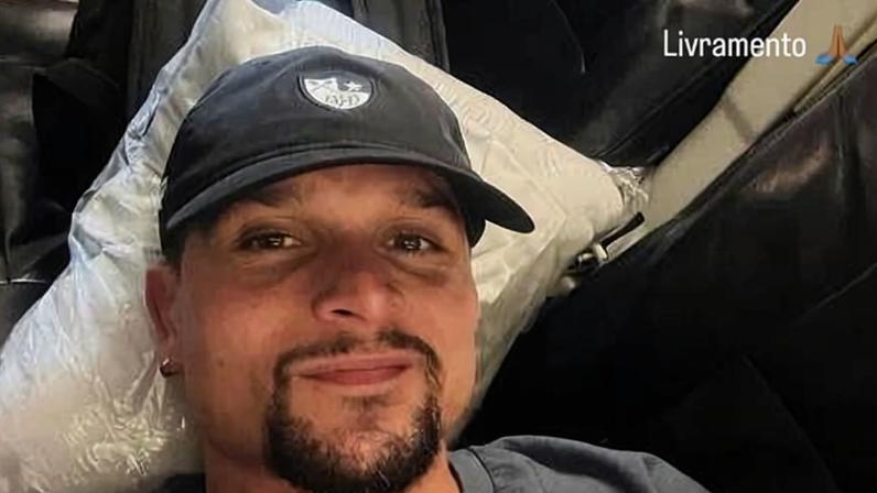 Artur, do Botafogo, posta foto em avião que não decolou para jogo contra o Palmeiras