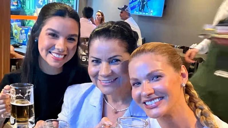 As irmãs Luara Suita e Andressa Suita com a mãe, Suely Suita — Foto: Reprodução/Instagram