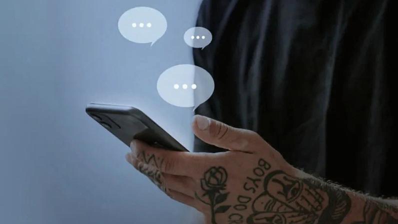 Estudo aponta que modelos de IA raramente citam veículos jornalísticos ao responder sobre notícias; na imagem, usuário utiliza aplicativo de inteligência artificial em smartphone | Reprodução/Rawpixel via Freepik