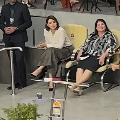 Michelle vai a culto agradecer por aniversário e pede orações pelo marido