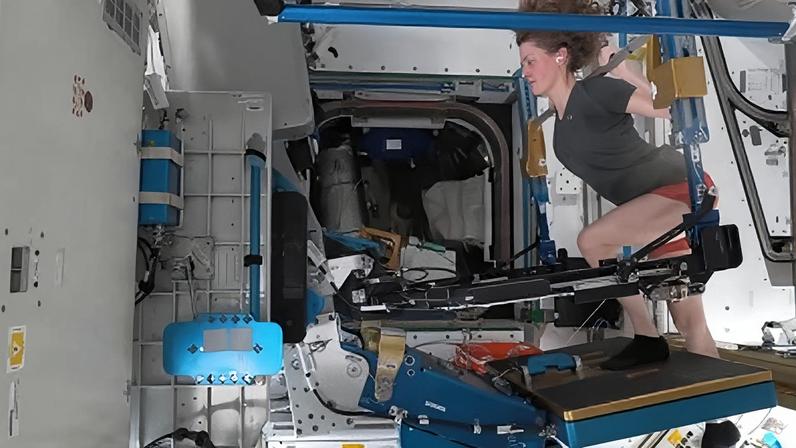 Astronauta compartilha rotina de exercícios físicos a bordo da Estação Espacial Internacional