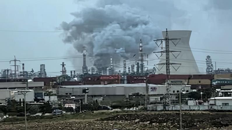 Fumaça sobe de uma refinaria de petróleo danificada em Haifa, Israel, por um ataque iraniano