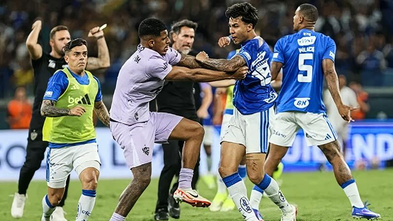 Clássico entre Atlético-MG e Cruzeiro terminou com briga e expulsões