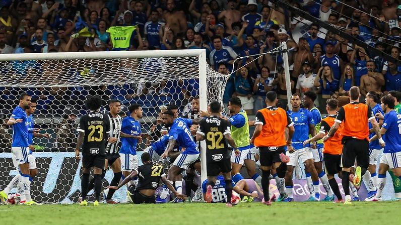 Cruzeiro e Atlético-MG terminaram clássico em briga na final do Campeonato Mineiro
