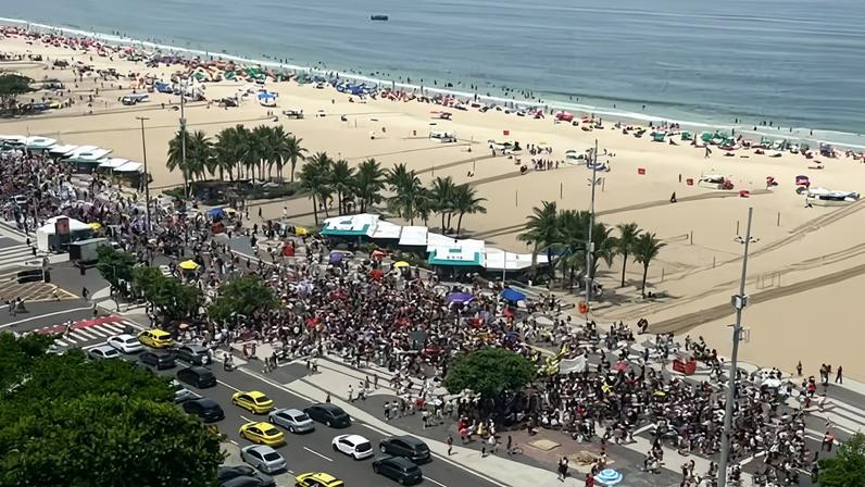 Ato em Copacabana reúne manifestantes contra a violência às mulheres no dia 8 de março — Foto: Reprodução