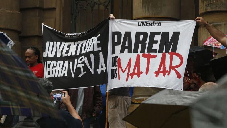 São Paulo (SP), 05/12/2024 -ato contra violência policial, concentração em frente ao teatro municipal de são paulo, praça Ramos de Azevedo . Foto: Paulo Pinto/Agência Brasil