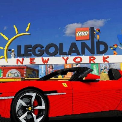 Ferrari de 554 mil peças em Lego vira atração de parque nos EUA