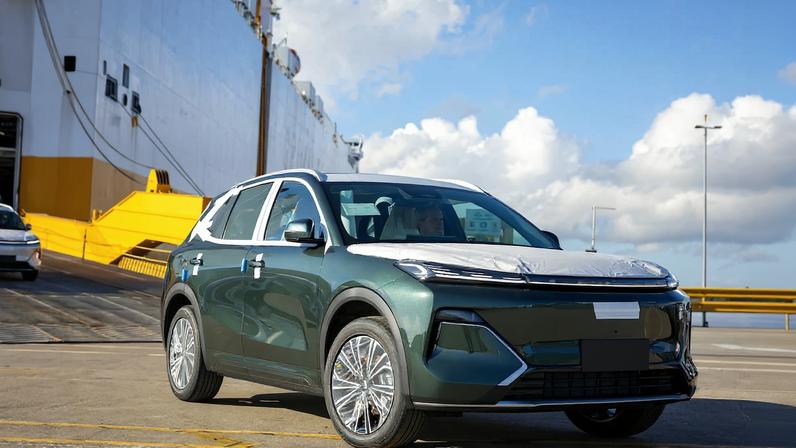 Primeiras unidades do Geely EX5 híbrido desembarcaram no Brasil