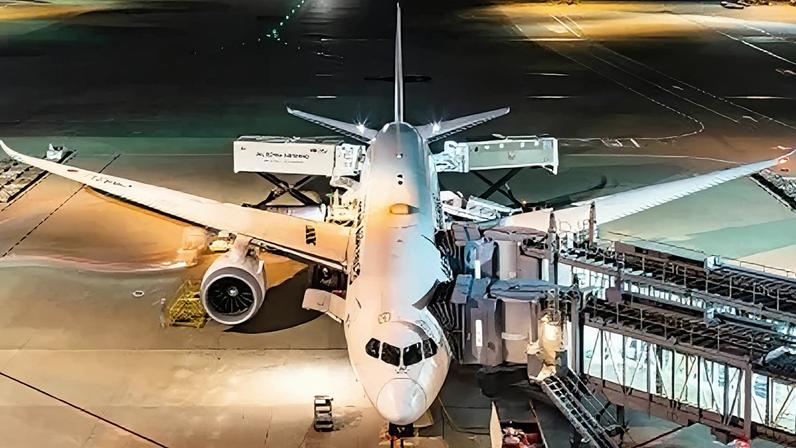 Passagens aéreas devem ficar mais caras devido à alta dos preços do petróleo, consequência do conflito no Irã