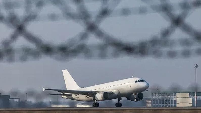 Aviões comerciais brancos de passageiros decolam no aeroporto Berlin Brandenburg, na Alemanha
