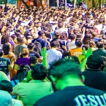 Culto em praça de Fortaleza atrai multidão de jovens