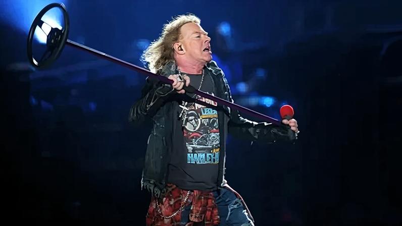 Cantor Axl Rose se apresenta no palco durante a turnê "Not In This Lifetime" do Guns N' Roses, no MCG, em 14 de fevereiro de 2017, em Melbourne, Austrália