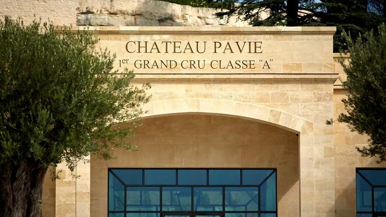 L’entrée spectaculaire de Château Pavie.