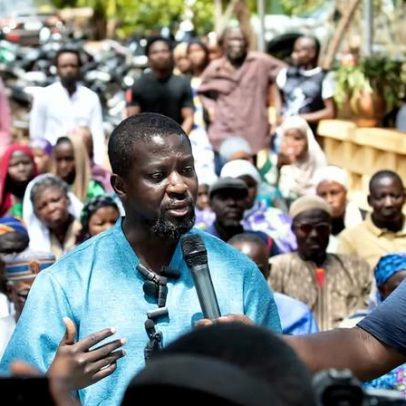 Artista ganês Ibrahim Mahama considera ação legal após agressão policial