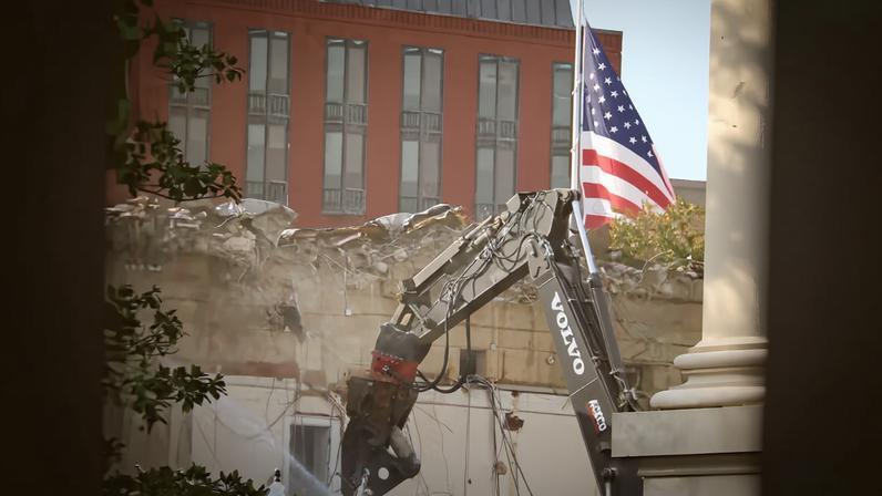 Críticos discutem planos do salão de baile na Casa Branca em audiência