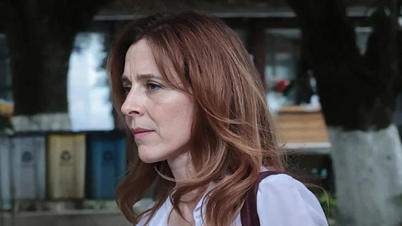 Velório de Dennis Carvalho emociona Deborah Evelyn, sua ex-mulher, Marieta Severo, Claudia Abreu, mais famosos e filhos do icônico diretor de novelas da Globo