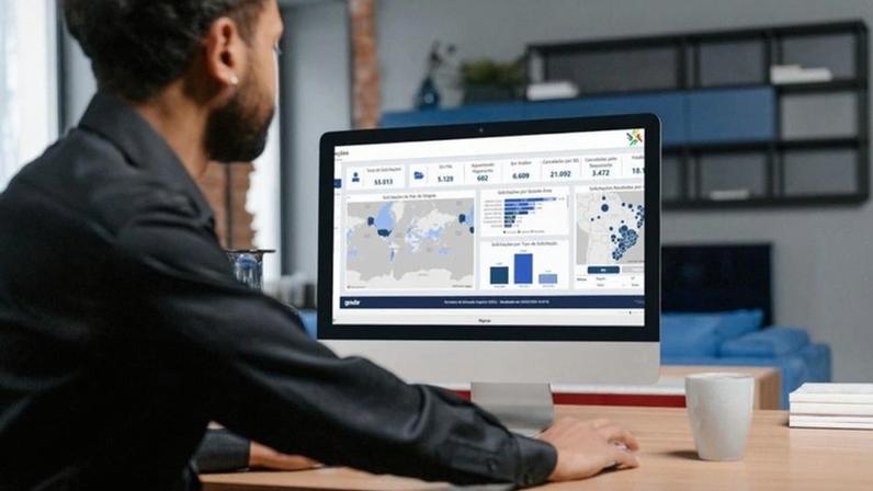 Homem de costas usanto PC