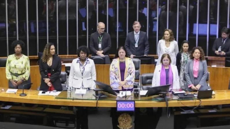 O Brasil não precisa de mais mulheres para decorar a política; precisa de mais mulheres para aperfeiçoá-la por dentro, diz a articulista