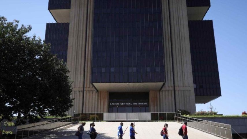 Pedestres em frente à sede do Banco Central, em Brasília: foco no cenário externo