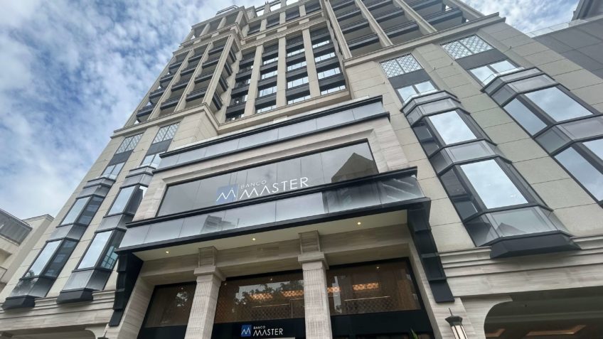 Fachada do Banco Master em 2025, na r. Elvira Ferraz, 440, no bairro do Itaim Bibi, em São Paulo; logotipo da instituição já foi coberto depois da liquidação decretada pelo Banco Central