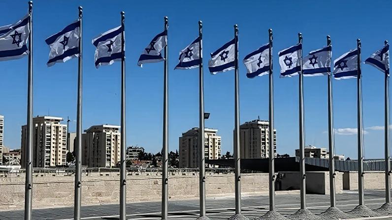 Bandeiras de Israel são vistas hasteadas perto do Knesset em Jerusalém, Israel, em 19 de março de 2025