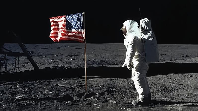 Um dos maiores mitos sobre o pouso na Lua é que a bandeira dos EUA se movimentou como se estivesse ventando, algo que seria impossível no ambiente lunar